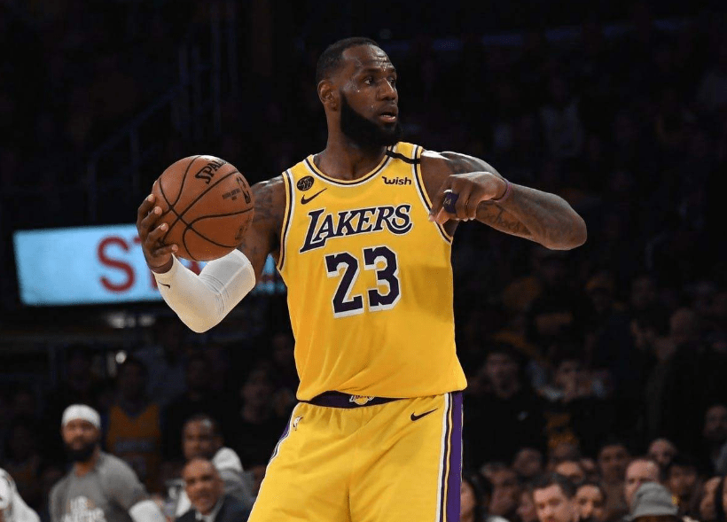  詹姆斯轰下三双数据，湖人加时险胜掘金夺榜首